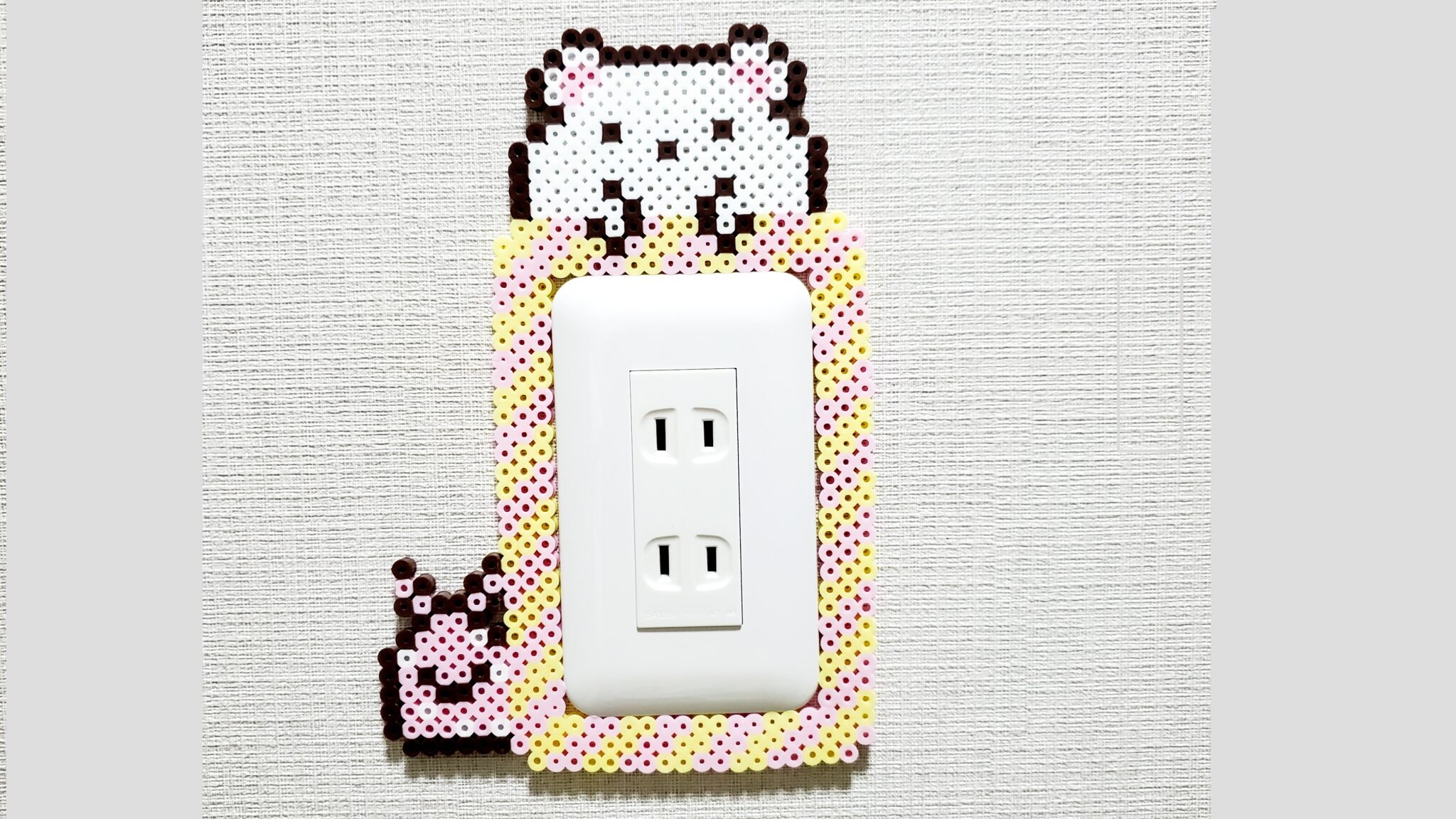  Foto zu アイロンビーズ：すみっコ「コンセントカバー」（しろくま）作り方 